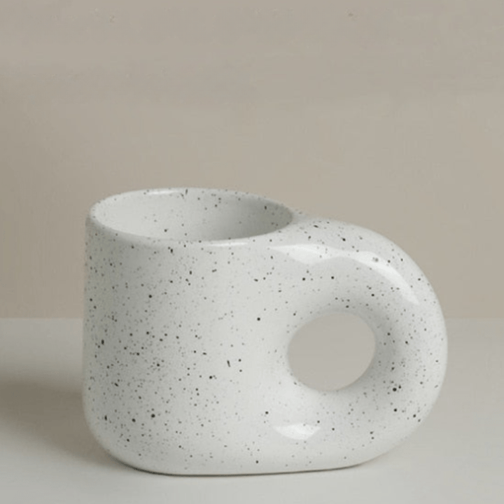 Viskana Timeless class in your hands – luxury porcelain mug for coffee and tea!