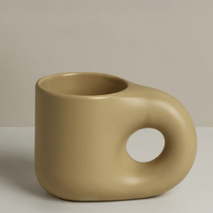 Viskana Timeless class in your hands – luxury porcelain mug for coffee and tea!